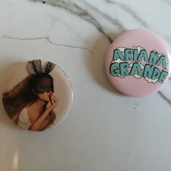 Ariana Grande Buttons: My Everything - Picture 2 of 6